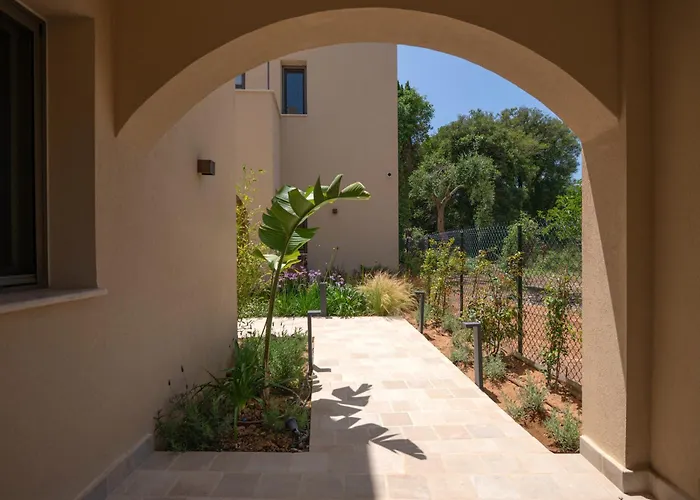 A Village Estate Willa *